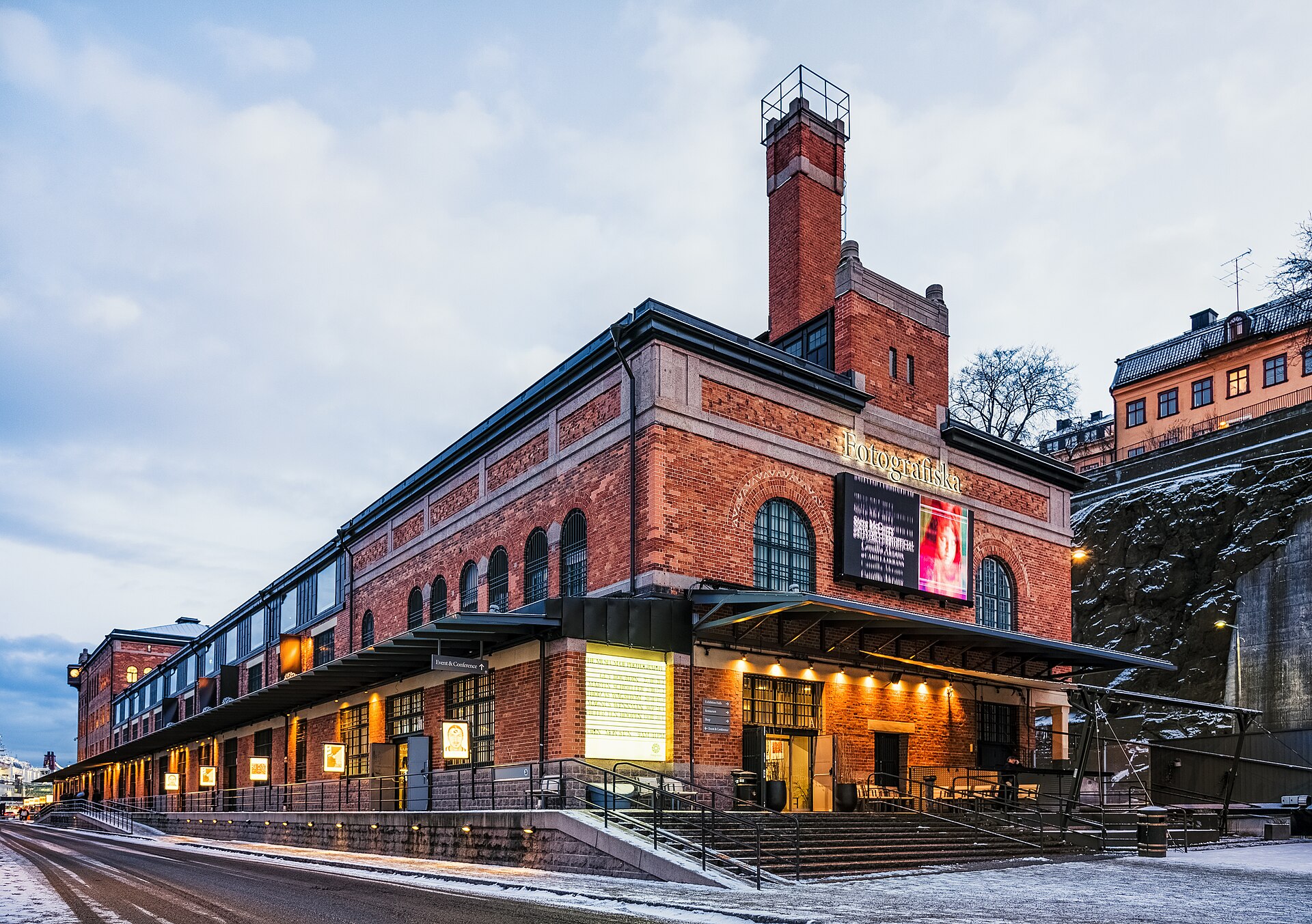 Fotografiskan punatiilinen tullirakennus Stadsgårdenin rannassa Tukholmassa