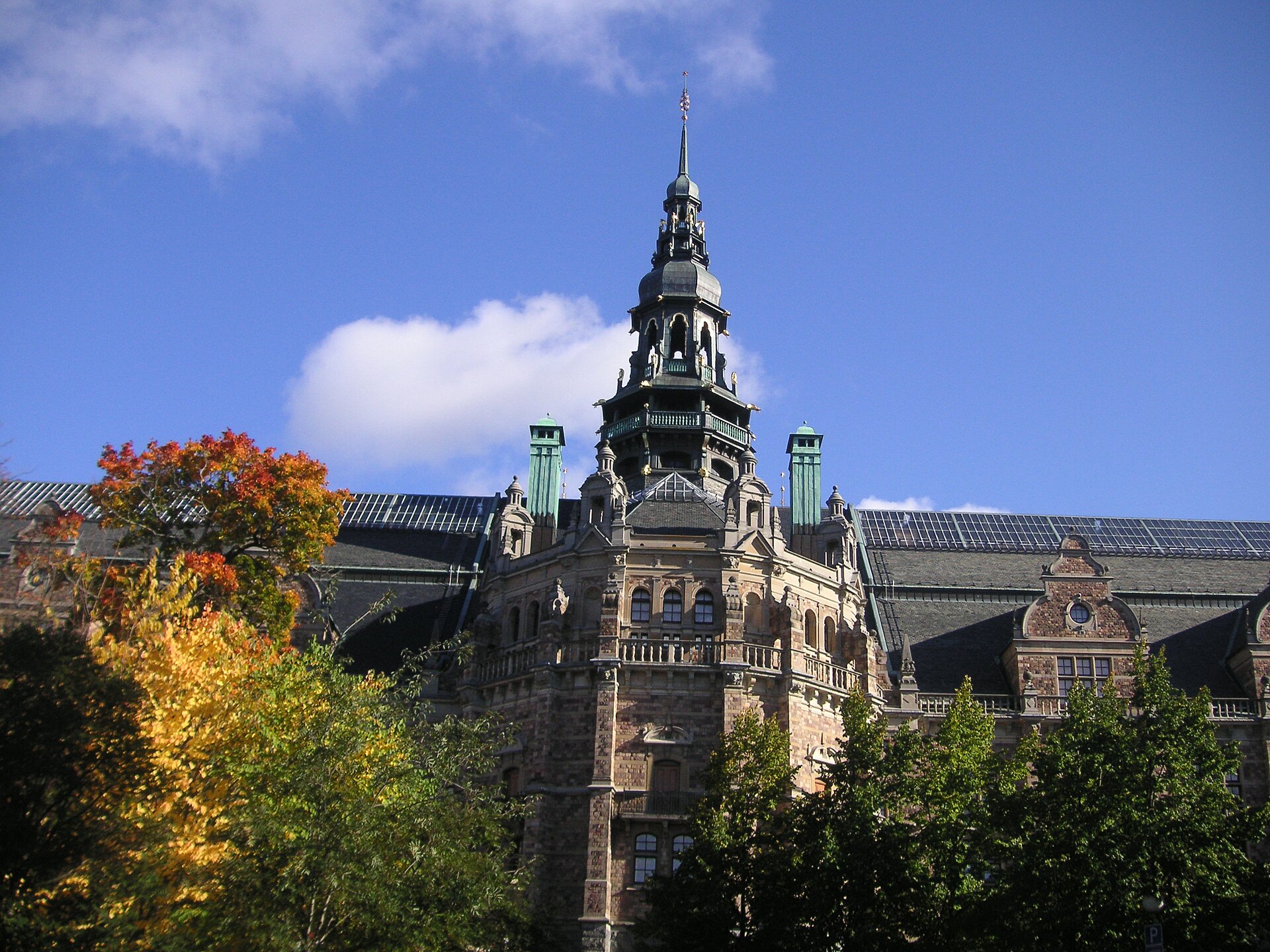 Nordiska museetin linnamainen rakennus Djurgårdenilla Tukholmassa