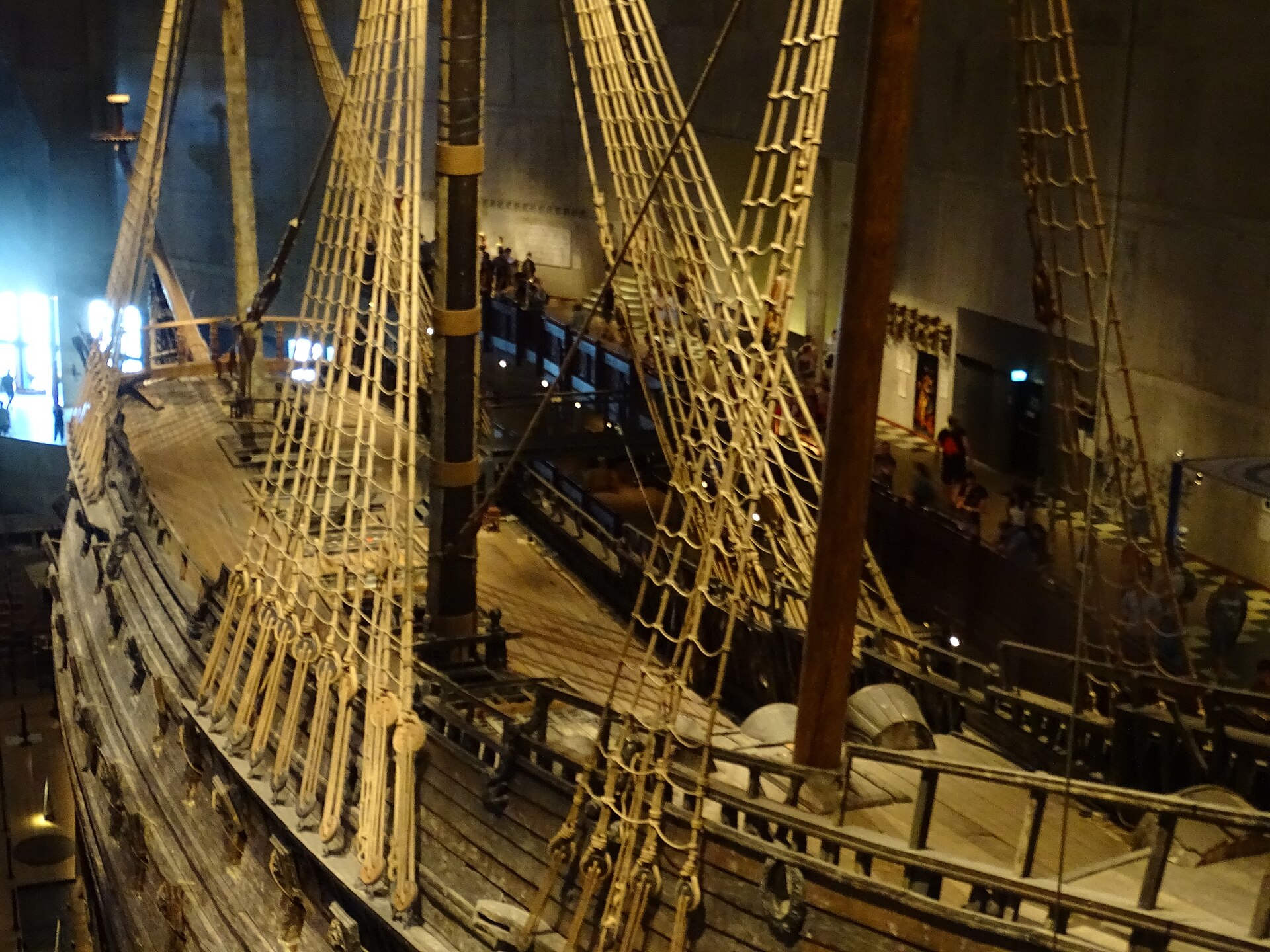Vasa-museon rakennus Djurgårdenilla Tukholmassa, katolla laivan mastoja muistuttavat tangot